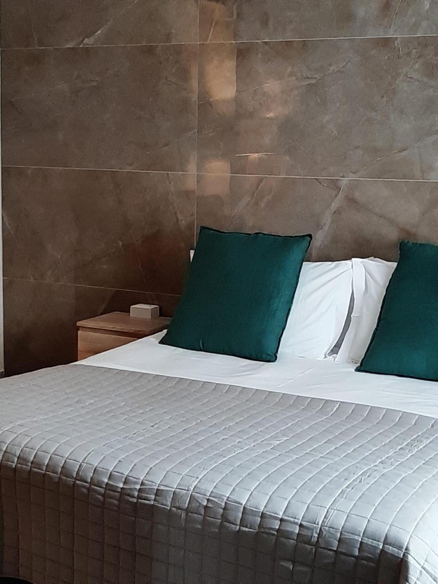 Baaria House Hotel バルチェッローナ・ポッツォ・ディ・ゴット エクステリア 写真