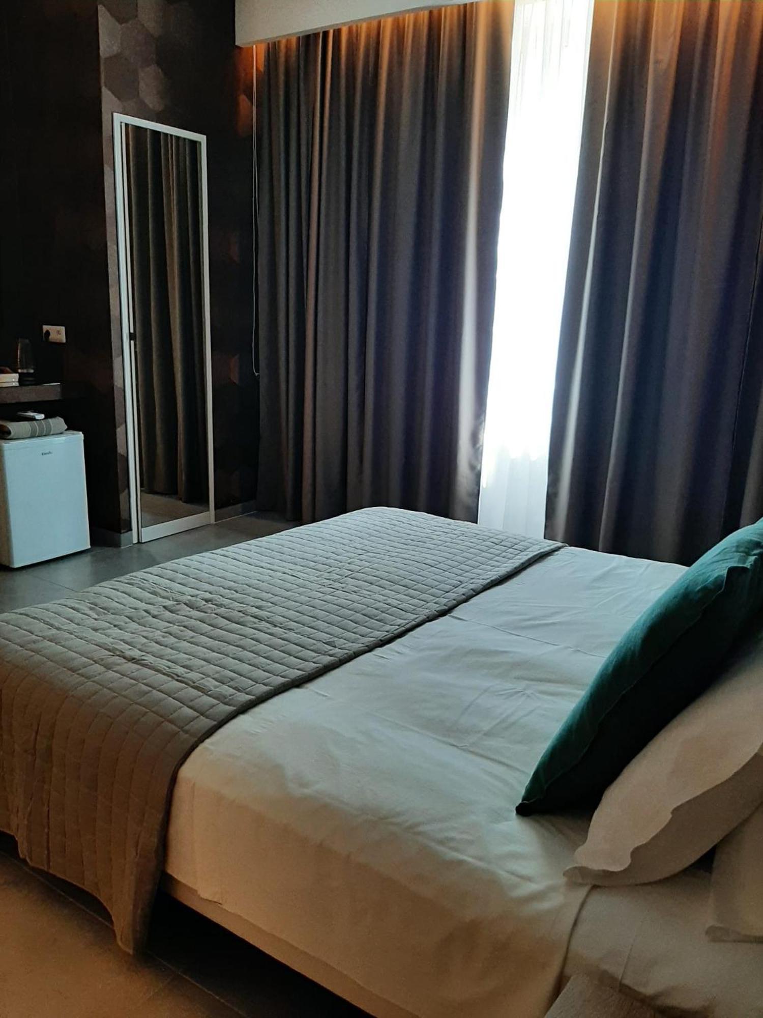 Baaria House Hotel バルチェッローナ・ポッツォ・ディ・ゴット エクステリア 写真