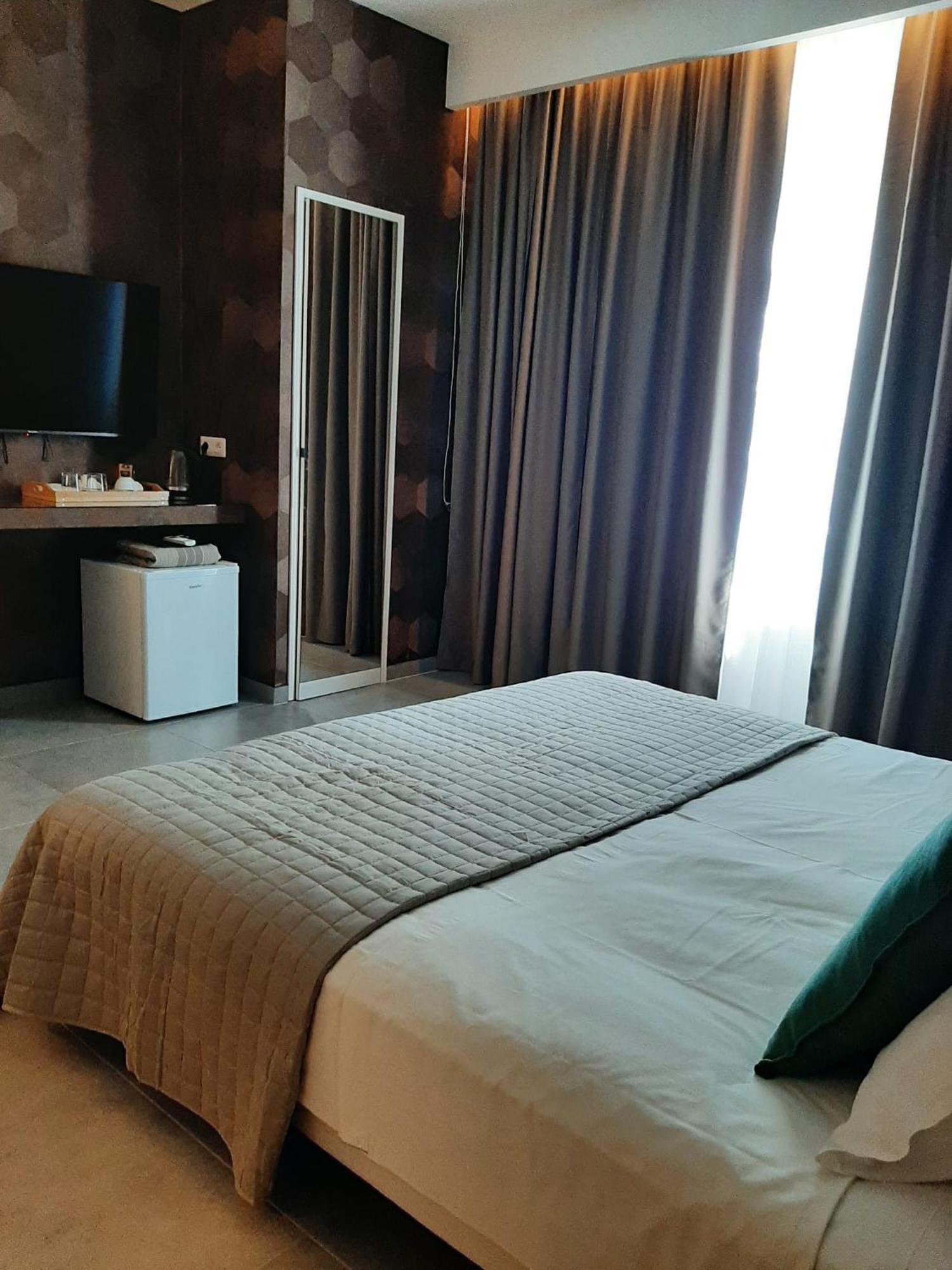 Baaria House Hotel バルチェッローナ・ポッツォ・ディ・ゴット エクステリア 写真