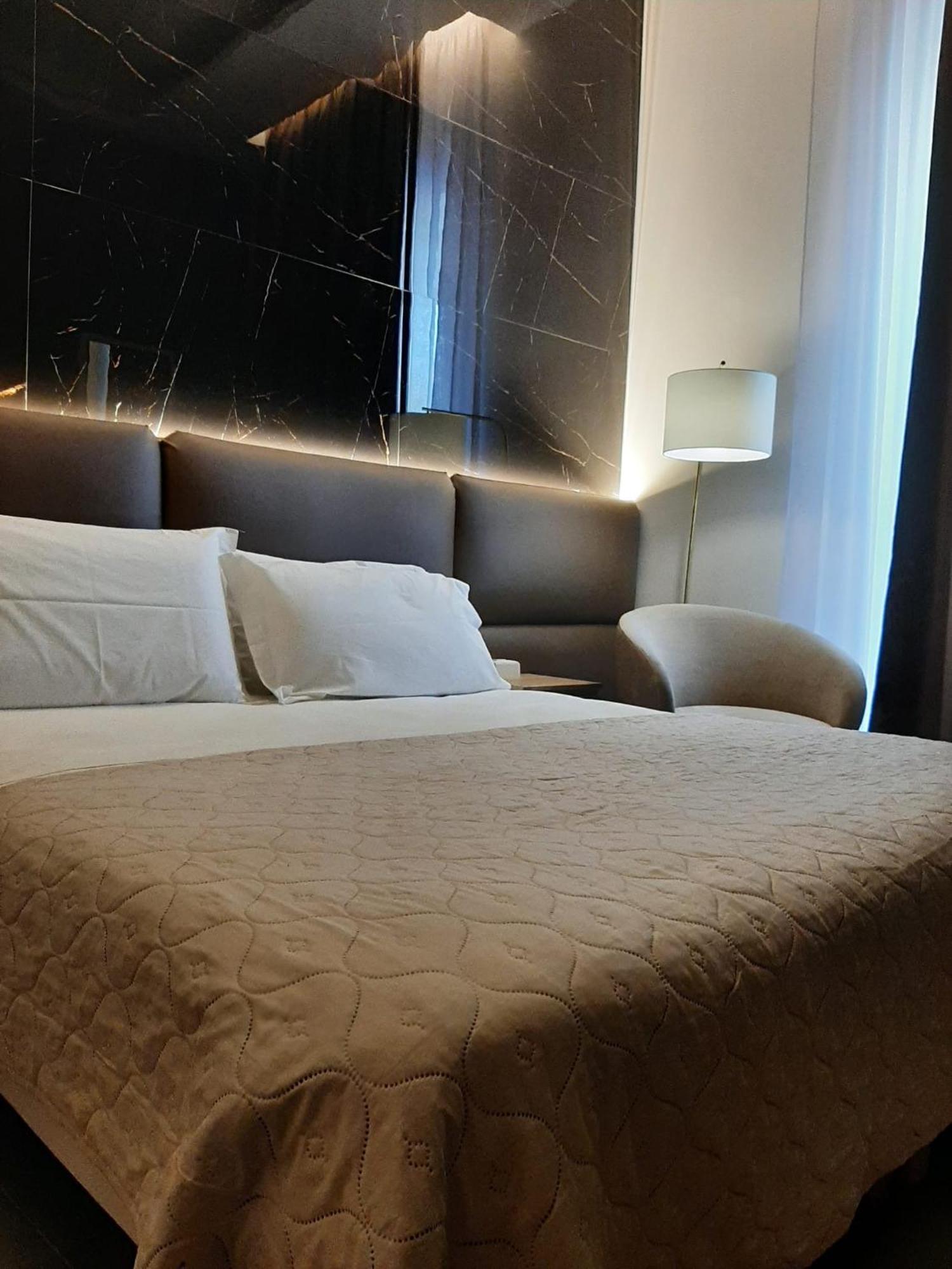 Baaria House Hotel バルチェッローナ・ポッツォ・ディ・ゴット エクステリア 写真